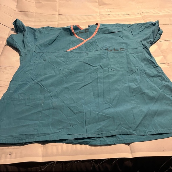 3 Pack Bundle of Green V Neck Scrub Top with Pockets, Size XL - Picture 5 of 12